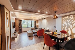 Suite de lujo | Minibar, caja fuerte, decoración individual y mobiliario individual