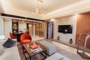 Luxury Süit | Minibar, odada kasa, masa, dizüstü bilgisayar çalışma alanı