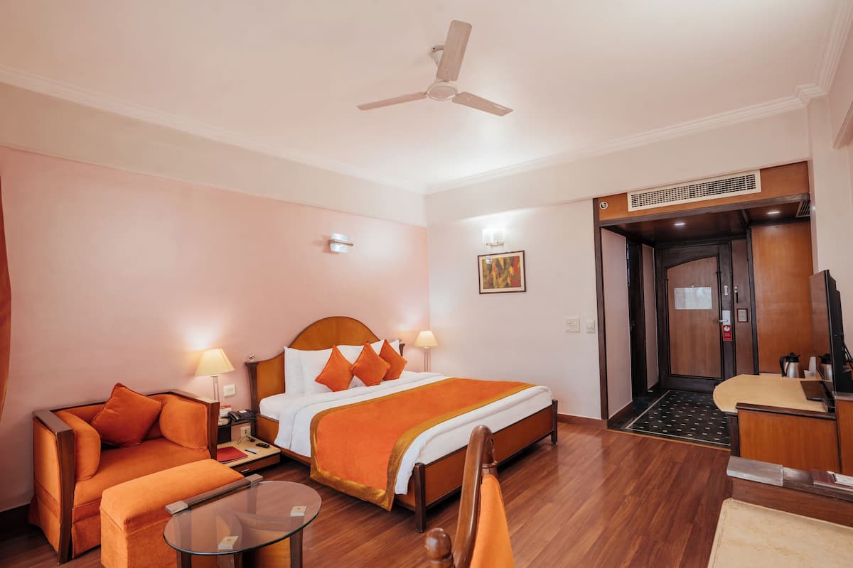 Superior King | 1 bedroom, minibar, in-room safe, individually decorated