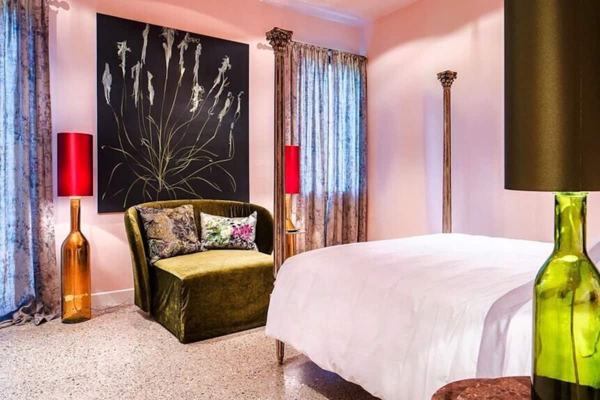 In-room safe, WiFi (free), bed sheets