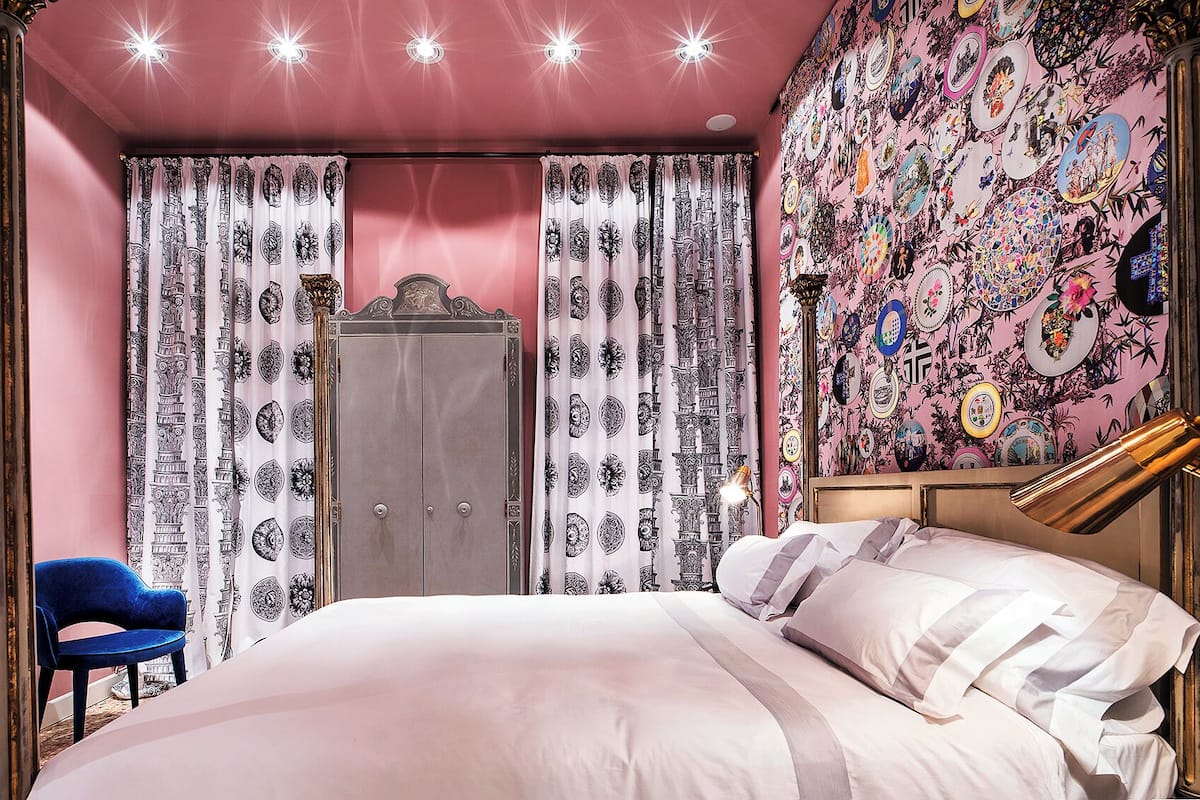 In-room safe, WiFi (free), bed sheets