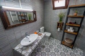 Shower, hair dryer, bidet, towels - Old Tbilisi apartment (Dzveli Tbilisi)