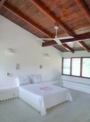 8 عدّة غرف نوم وستائر تعتيم وواي فاي مجانًا وملاءات أسرّة