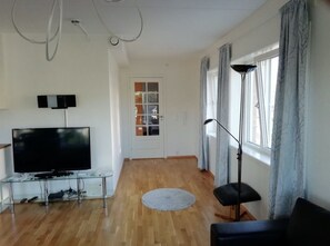 Leilighet – city, 1 soverom | Oppholdsrom | Flatskjerm-TV