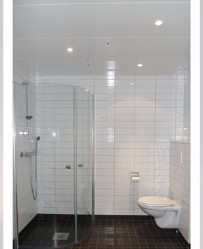 Apartamento urbano, 1 quarto | Banheiro | Chuveiro, secador de cabelo, toalhas de banho 