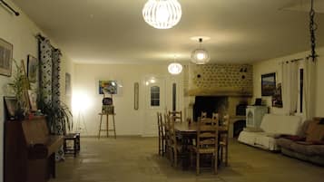 Suite, 2 Bedrooms | Living room