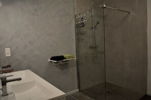 Suite, 2 chambres | Salle de bain