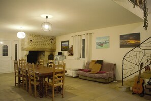 Suite, 2 Bedrooms | Living room