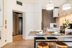 Deluxe Apartment | Private kitchen | Fridge, microwave, oven, stovetop - Wawel Apartments - LoftAffair (Kraków)