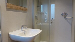 Bañera, secador de pelo y toallas