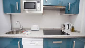 Una cocina moderna equipada con microondas, tostadora y lavavajillas integrados.
