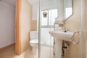 Shower, free toiletries, hair dryer, towels - APARTAMENTOS SOHO BOUTIQUE PLAZA MAYOR (Cáceres)