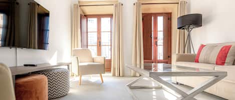 Departamento Deluxe, 2 habitaciones | Área de sala de estar | Televisión de pantalla plana