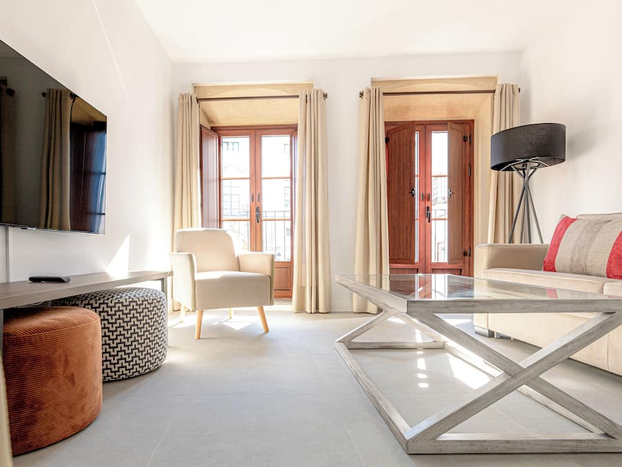 Apartamento Deluxe, 2 habitaciones | Zona de estar | Una televisión de pantalla plana