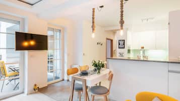 Lägenhet Deluxe | Eget kök | Kylskåp, mikrovågsugn, ugn och spishäll