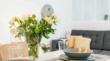 Apartamento Deluxe | Cocina privada | Frigorífico, microondas, horno y placa de cocina