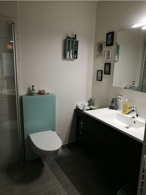 Apartment, 2 Bedrooms | Bathroom | Shower, hair dryer, towels - Pulpit Rock Family Apartment (Sandnes)