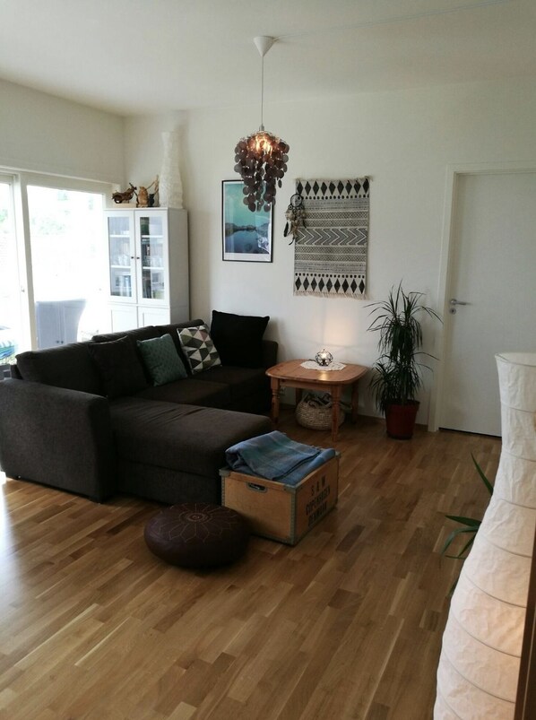 Leilighet, 2 soverom | Oppholdsrom | Flatskjerm-TV