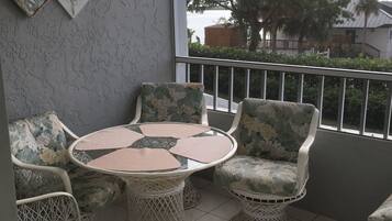 Apartemen Comfort, Bebas Asap Rokok | Balkon