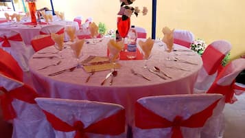 Breakfast, lunch, dinner served; local and international cuisine