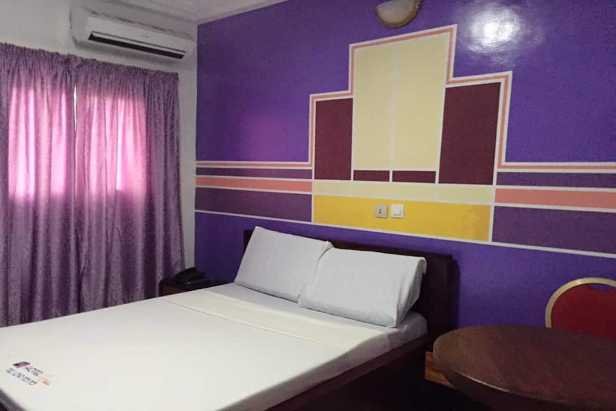Standard Room | Premium bedding, desk, blackout drapes, WiFi (free)