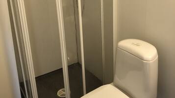 Standard Apartment | Bathroom | Shower, towels