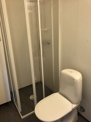 Standard Apartment | Bathroom | Shower, towels - Gauk Apartments E39 (Sandnes)
