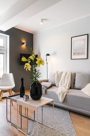 Studio Classique | Salle de séjour | Télévision à écran plat de 37 pouces avec chaînes numériques, télévision