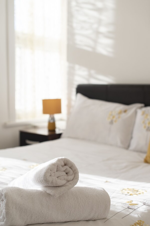 House, 4 Bedrooms | 4 bedrooms, soundproofing, iron/ironing board, free WiFi - Fortified Home - Near Rochester Castle (Rochester)