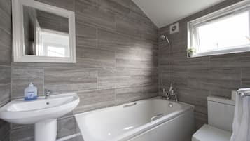 House, 4 Bedrooms | Bathroom | Combined shower/bathtub, free toiletries, hair dryer, towels