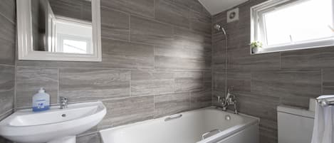 House, 4 Bedrooms | Bathroom | Combined shower/tub, free toiletries, hair dryer, towels