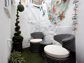 Terrace/patio -  Beautiful, family friendly Cottage with sea views of Chesil Beach  (Fortuneswell)