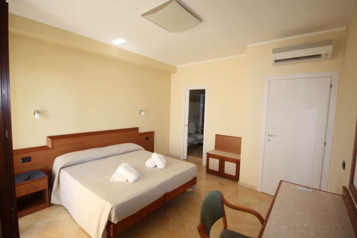 Kamar Double, balkon, pemandangan laut | Brankas, meja kerja, tirai kedap cahaya, dan setrika/meja setrika