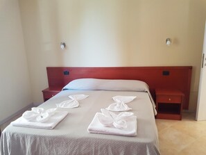 객실 내 금고, 책상, 암막 커튼, 다리미/다리미판