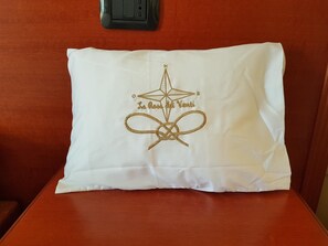 객실 내 금고, 책상, 암막 커튼, 다리미/다리미판