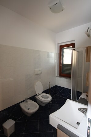 A bathroom with a toilet, bidet, and sink. - La Rosa dei Venti (Zambrone)