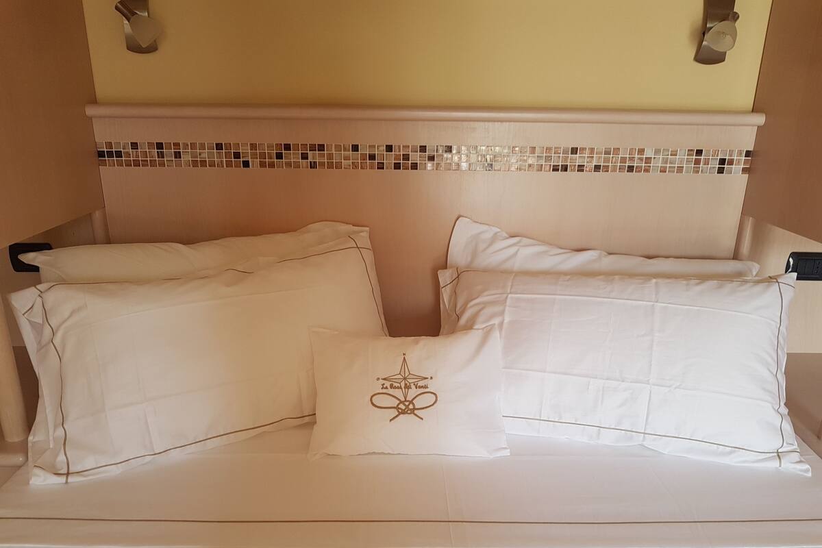 Kamar Triple, balkon | Brankas, meja kerja, tirai kedap cahaya, dan setrika/meja setrika