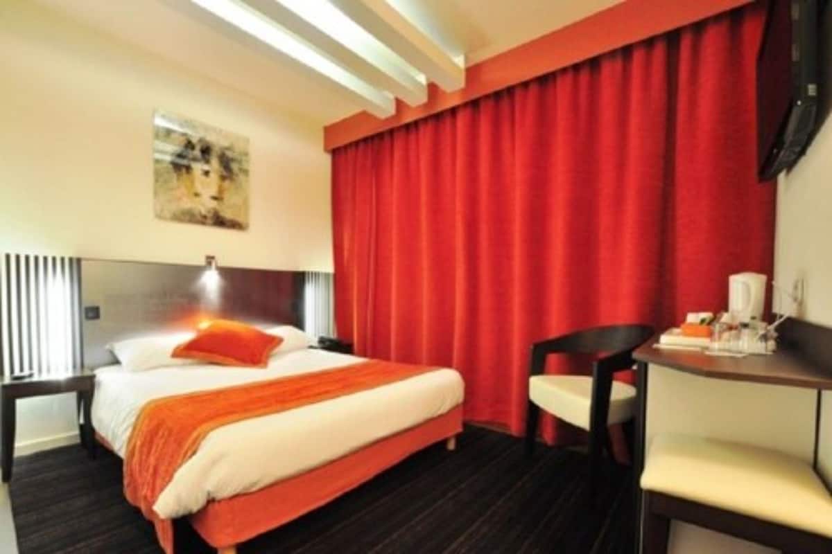 Executive Double Room | Bar mini, meja, langsir/tirai gelap terus, kalis bunyi