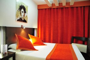 Rom | Minibar, skrivebord, blendingsgardiner og lydisolert