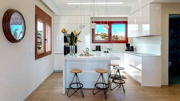 Duplex superluxo | Cozinha privada | Geladeira, cooktop, cafeteira/chaleira, chaleira elétrica