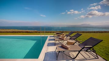 Piscina externa sazonal, funciona das 7h às 19h, guarda-sóis