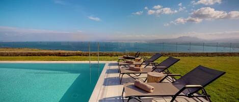 Kauden mukainen ulkouima-allas avoinna 7.00–19.00, aurinkovarjoja