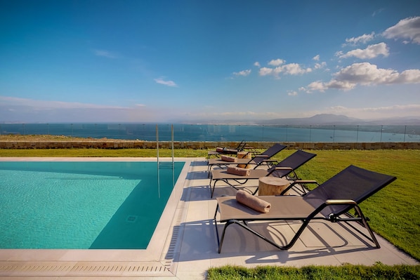 Piscine extérieure (ouverte en saison), parasols de plage