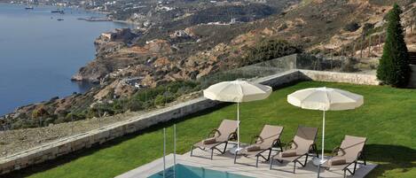 حمّام سباحة خارجي موسمي، مظلات على حمّام السباحة، مقاعد للتشمس