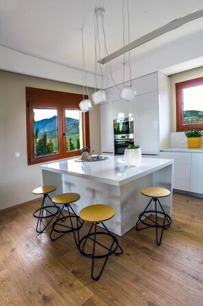 Dúplex de luxe | Cuina privada | Frigorífic, placa de cuina, cafetera i tetera i bullidora elèctrica 