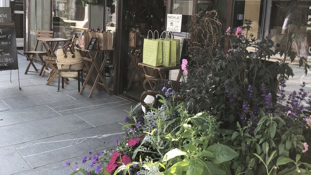A storefront with the sign "OLIVIERS & CO." and outdoor seating with chairs and tables. - Gauk Apartments Sentrum 4 (Sandnes)