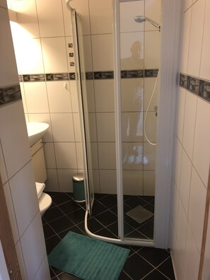 Leilighet | Bad | Dusj, hårføner og håndklær