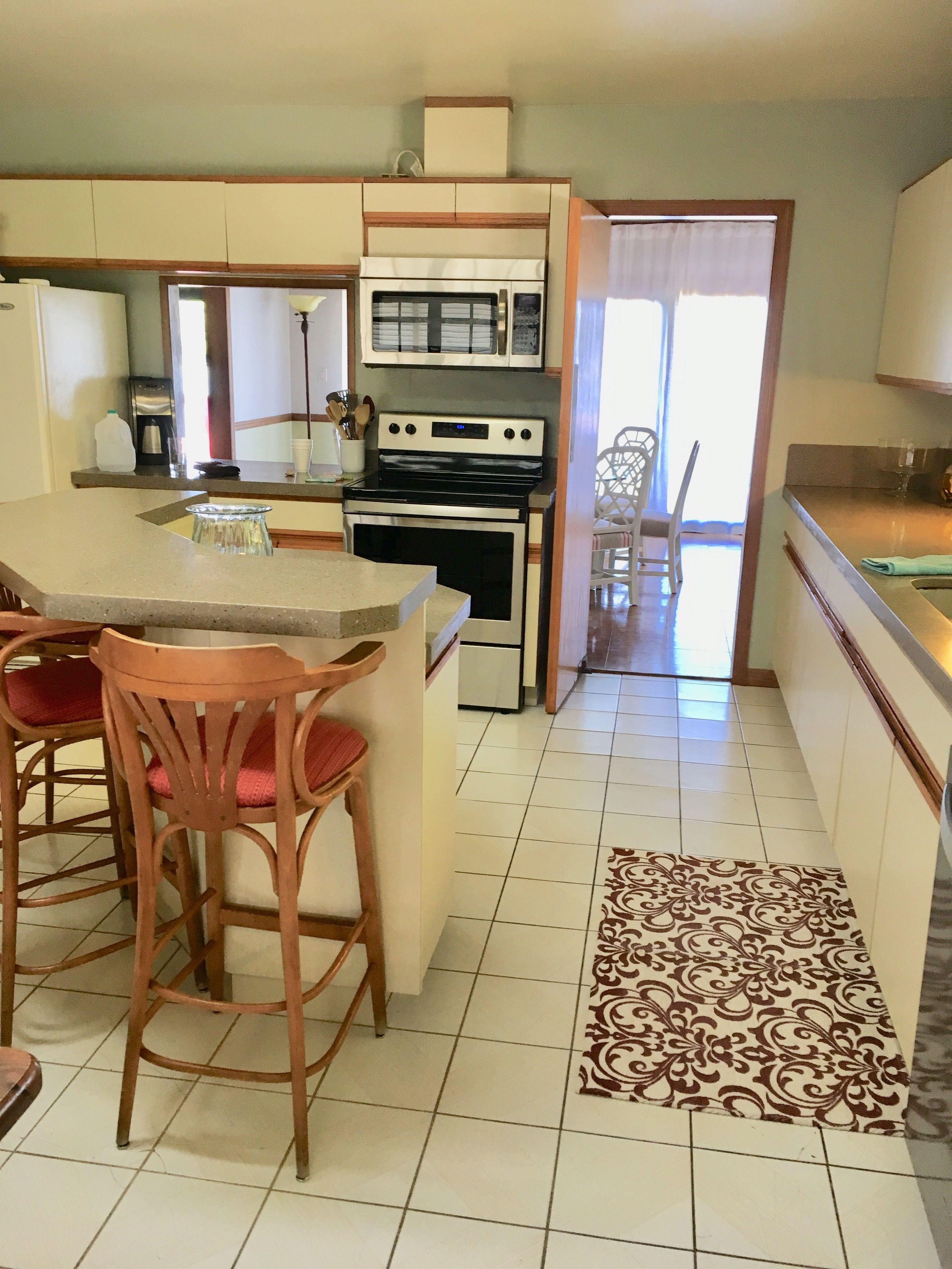 Full-sized fridge, microwave, oven, stovetop