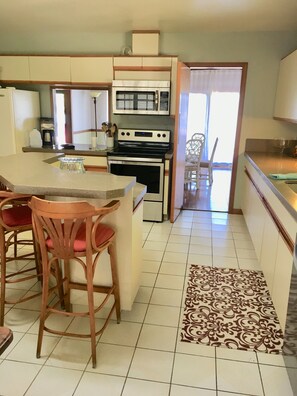 Lemari es besar, microwave, oven, dan kompor