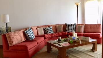 Family House, 4 Bedrooms, Sea View | Living room | Flat-screen TV, Netflix